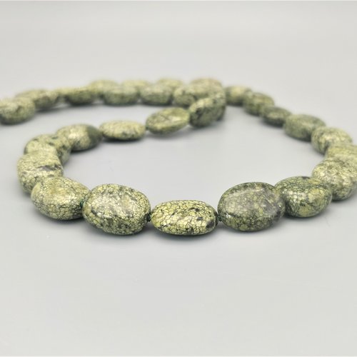 Collier serpentine (pépites de 13-16x11-12x5-8 mm), pierres naturelles nouées. homme ou femme. longueur au choix.