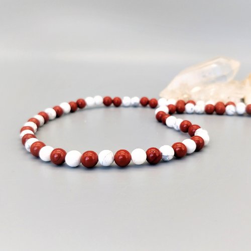 Collier jaspe rouge et howlite (perles 6 mm). pierres véritables. homme, femme.