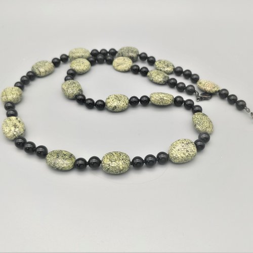 Collier serpentine (pépites de 13-16x11-12x5-8 mm) et obsidienne noire (8 mm), pierres nouées. longueur au choix. pierres véritables.