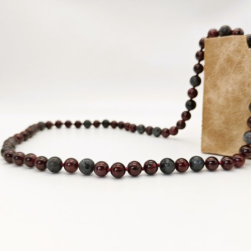 Collier pierres grenat et labradorite, perles nouées 8 mm, homme femme. longueur au choix.