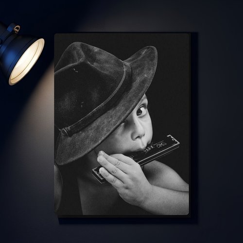 Tableau aluminium noir et blanc enfant musicien – plaque métal décorative élégante prête à accrocher