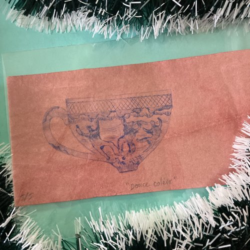 Gravure bleue sur papier rose : tasse