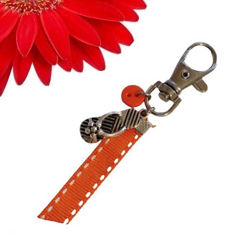 1 porte clés fermoir mousqueton pivotant avec ruban orange et breloque tong - déstockage