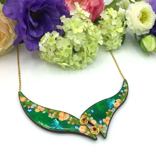 Collier heirloom roses fait main en pâte polymère avec la forme en v et le motif roses anciennes, fabriqué en france, 5 couleurs au choix