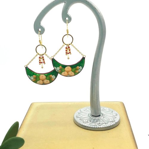 Boucles d'oreilles heirloom roses fait main en pâte polymère, motif roses anciennes, forme demi-lune, fabriqué en france, 4 couleurs