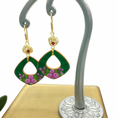 Boucles d'oreilles heirloom roses fait main en pâte polymère, motif rose ancienne, forme losange, fabriqué en france, 5 couleurs au choix