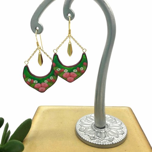 Boucles d'oreilles heirloom roses fait main en pâte polymère, motif roses anciennes, forme v, fabriqué en france, 5 couleurs au choix