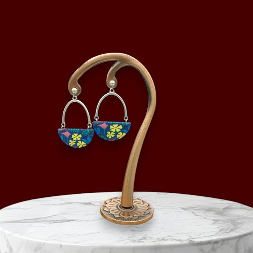 Boucles d'oreilles clou botanic avec le motif floral, forme demi-lune, fabriqué en france, 2 couleurs au choix