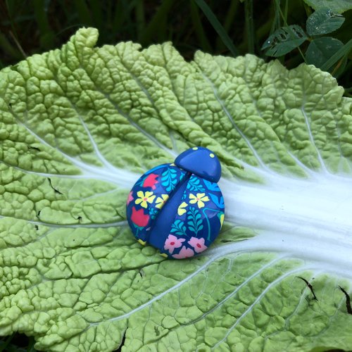 Broche coccinelle botanic avec le motif floral, fabriqué en france