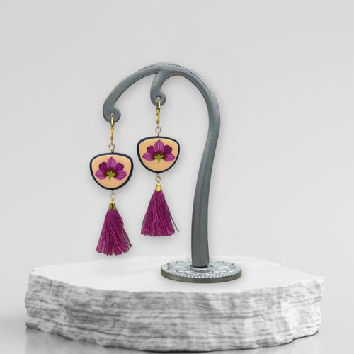 Boucles d'oreilles dormeuse magnolia avec le motif fleur magnolia rose, en forme demi-ronde, fabriquées en france