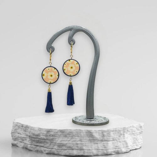 Boucles d'oreilles dormeuse magnolia avec le motif fleurs blanches, forme ronde, fabriqué en france