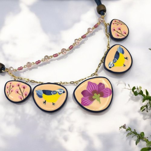 Collier fantaisie magnolia avec le motif floral, fabriqué en france