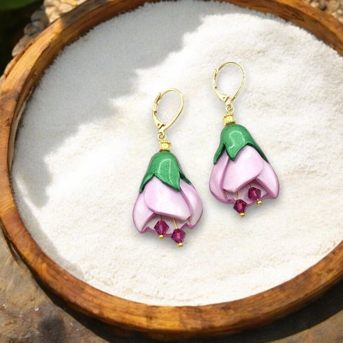 Boucles d'oreilles flora sakura avec la forme de fleur de cerisier, fabriquées en france
