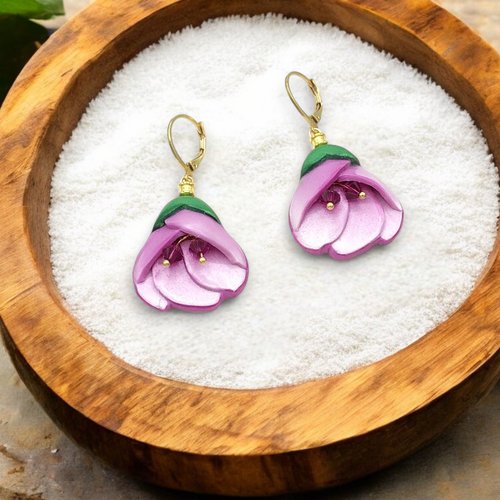 Boucles d'oreilles flora sakura avec la forme de fleur de cerisier fleurie, fabriquées en france