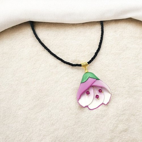 Collier pendentif flora sakura avec la forme de fleur de cerisier fleurie, fabriqué en france