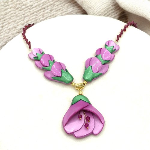 Collier flora sakura avec la forme de fleurs de cerisier fleurie, fabriqué en france