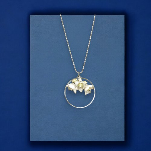 Collier pendentif fleurs de muguet fait main en résine, fabriqué en france