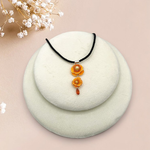 Collier pendentif pavot de californie fait main en résine, fabriqué en france