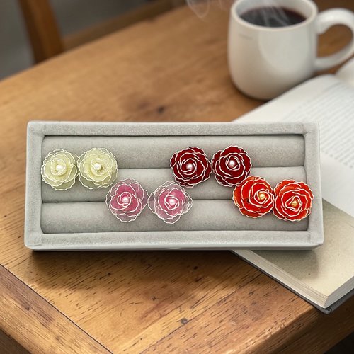 Boucles d'oreilles clou à petite fleur rose faites main en résine, fabriquée en france, 4 couleurs au choix