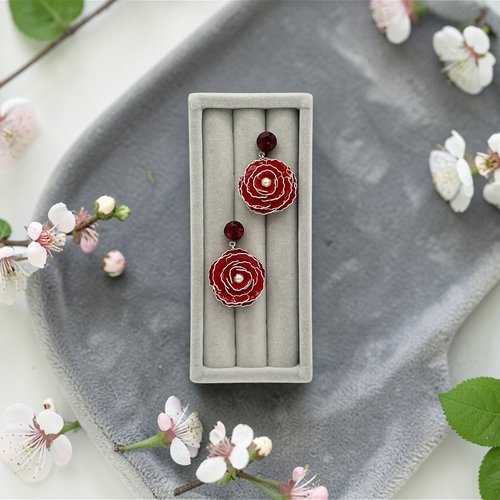 Boucles d'oreilles pendantes à petite fleur rose faites main en résine, type clou, fabriquées en france, 4 couleurs au choix