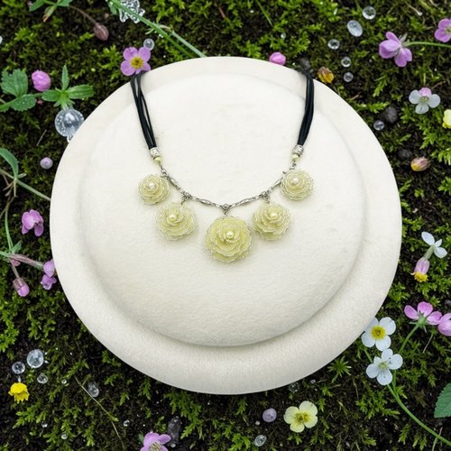 Collier ras du cou à 5 fleurs rose faites main en résine, fabriqué en france, 4 couleurs au choix