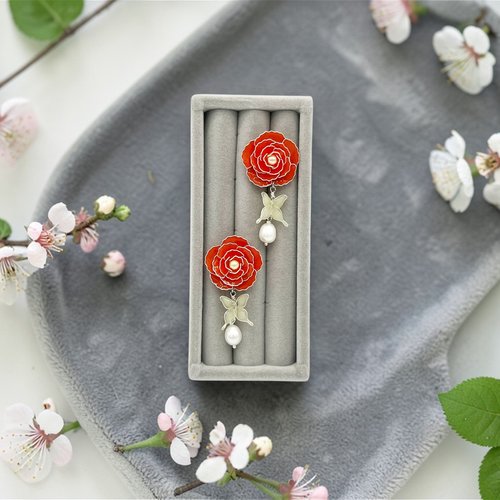 Boucles d'oreilles pendantes à fleur rose faites main en résine, type clou, fabriquées en france, 4 couleurs au choix