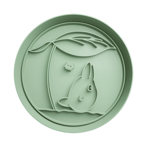 Emporte-pièce ko totoro et susuwatari avec feuille