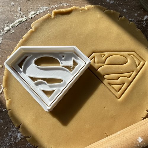 Emporte-piece superman pour biscuits et pate a sucre - 8 cm