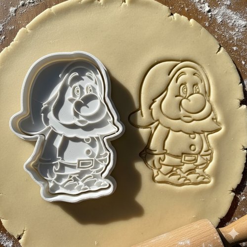 Emporte-piece nain blanche-neige - moule biscuit artisanal 8 cm