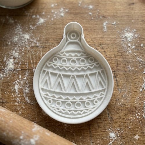 Emporte-pièce boule de noël - moule à biscuit artisanal 8 cm