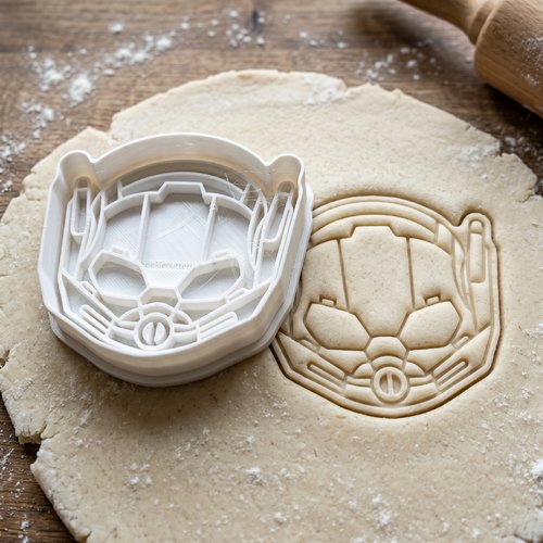 Emporte-piece casque super-heros 8cm moule biscuit