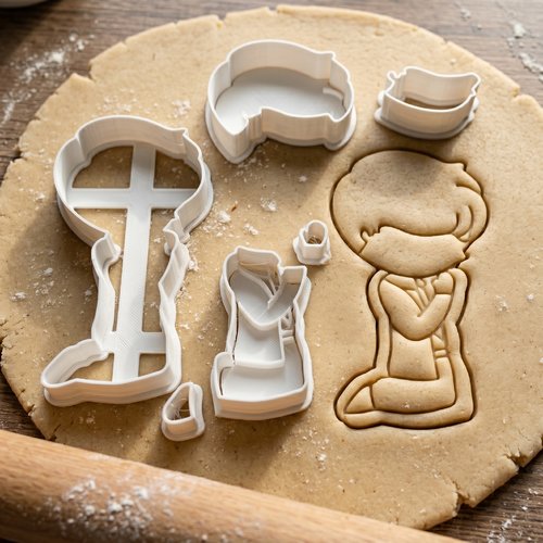 Emporte-pièce garçon en prière 8cm baptême