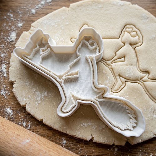 Emporte-pièce sorcière sur balai 8cm - moule à biscuit artisanal