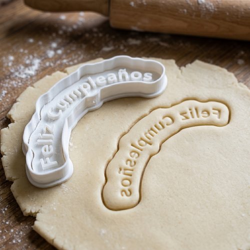 Emporte-piece feliz cumpleanos, moule a biscuit 8 cm