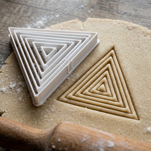 Emporte-pièce triangle 8cm noir moule pâtisserie biscuit