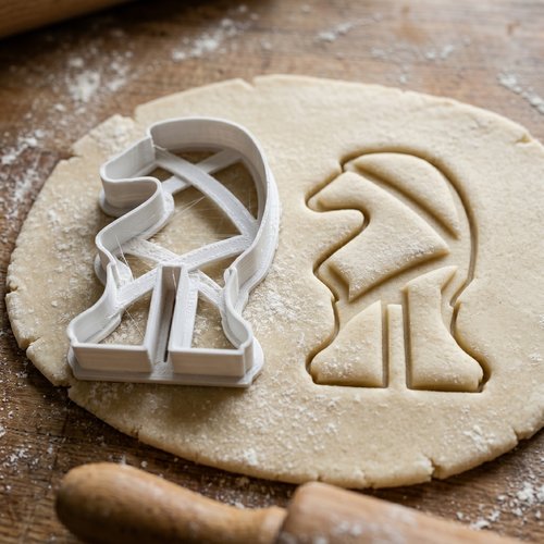 Emporte-piece cavalier echecs plastique noir 8 cm