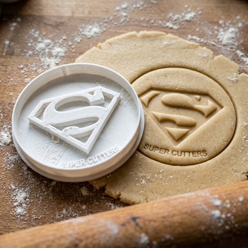 Emporte-piece super-heros moule biscuit 8cm noir