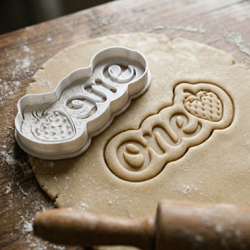 Emporte-pièce biscuits one et fraise - moule pâtisserie 8 cm