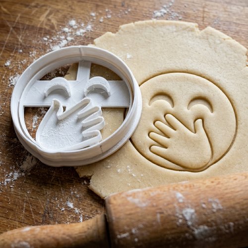 Emporte-piece emoji main sur la bouche 8 cm - moule a biscuits
