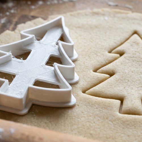 Emporte-pièce artisanal sapin 8 cm noir