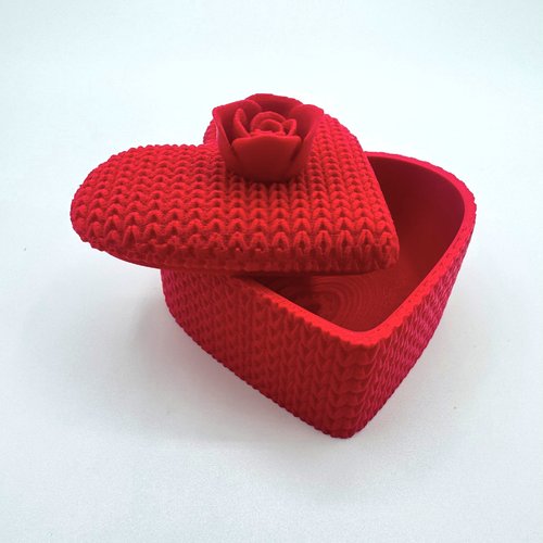 Boîte en cœur façon tricot avec couvercle et bouton en roses