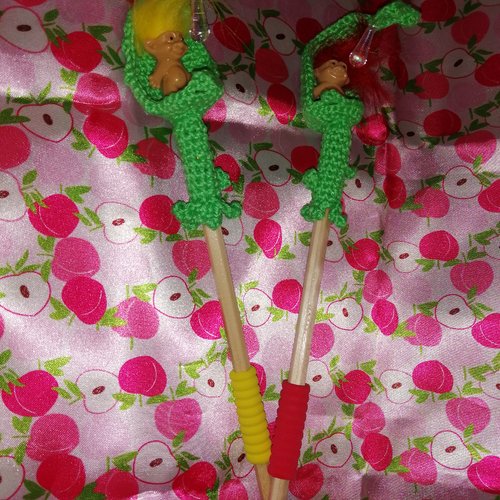 Crayon de papier et son embout troll au crochet, modèle au choix
