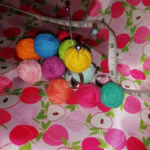 Bague réglable boule de laine, 10 coloris au choix
