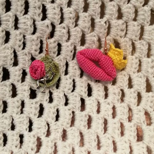 Boucles d'oreilles dépareillées au crochet la princesse et la grenouille