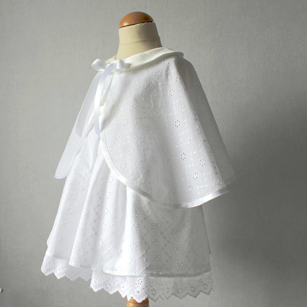 Cape Bapteme Blanche En Broderie Anglaise Vetement Ceremonie Bebe Un Grand Marche