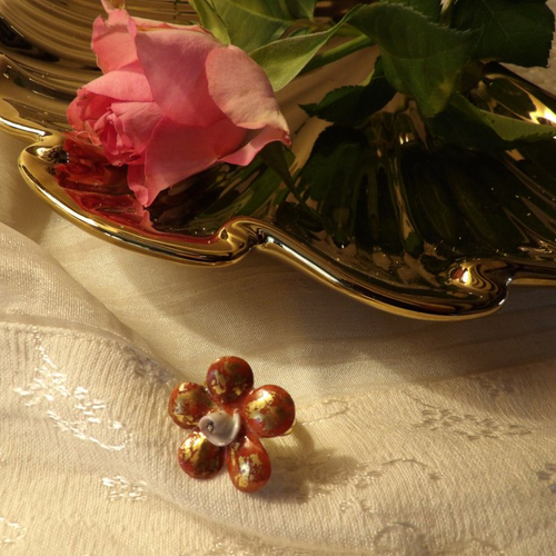 Bague porcelaine fleur rouge et or