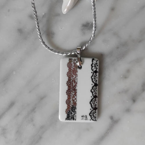 Pendentif porcelaine rectangle dentelle platine et noire