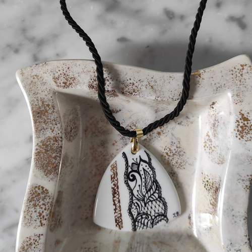 Pendentif porcelaine triangulaire dentelle noire peint main