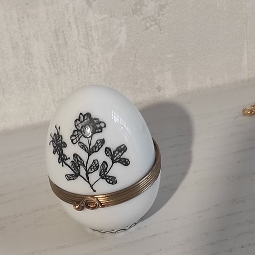 Petite boite à pilules porcelaine peinte à la main