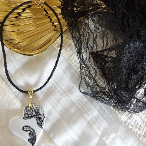 Pendentif gros coeur porcelaine dentelle peint main